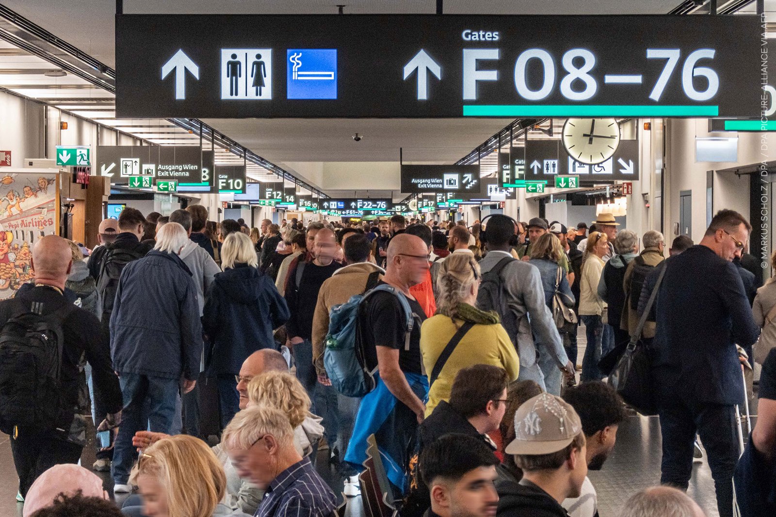 Пассажиры с ручной кладью в терминале европейского аэропорта — права авиапассажиров ЕС