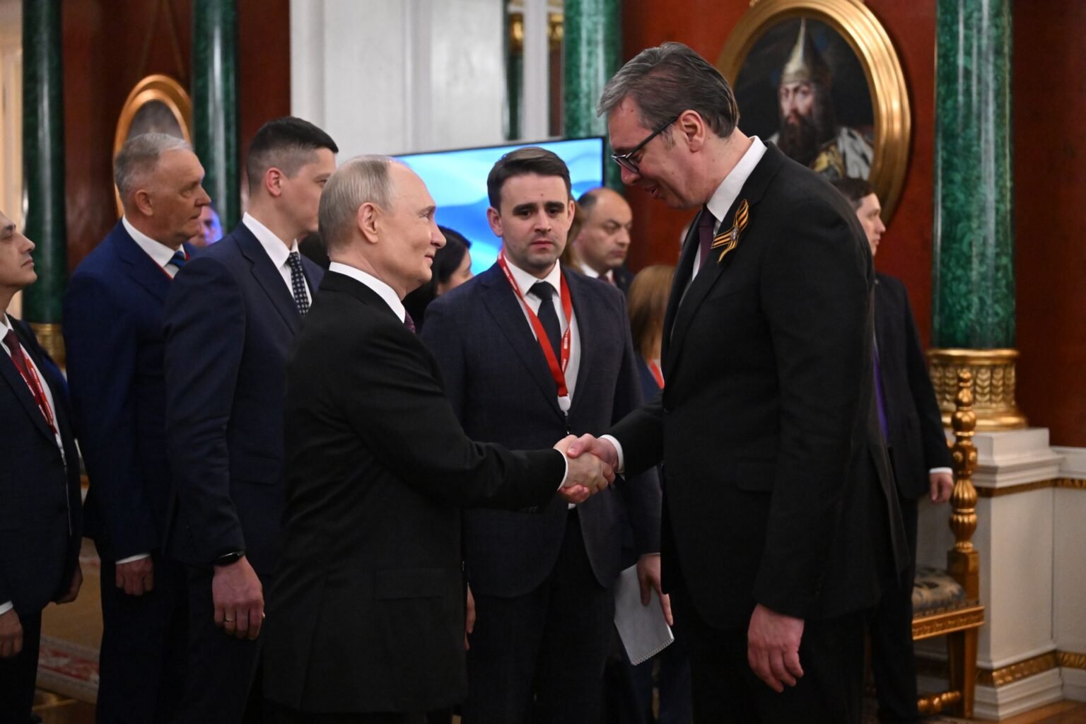 Президент Сербии Александар Вучич пожимает руку Владимиру Путину во время визита в Москву в мае 2025 года