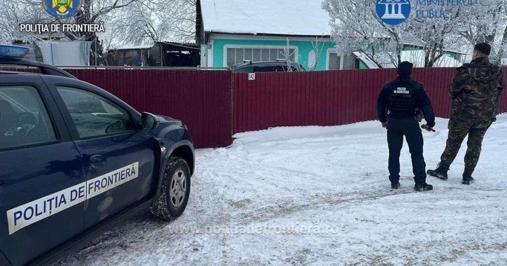 Офицеры пограничной полиции Румынии проводят обыск в Ботошань