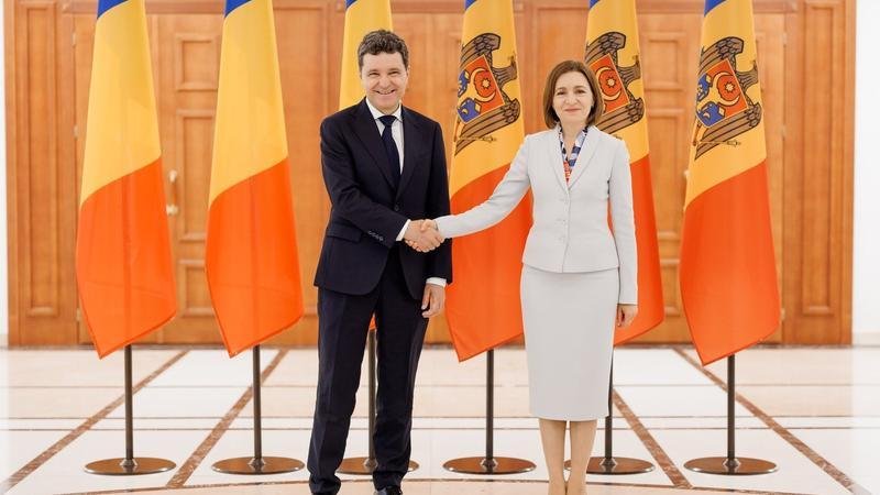 Президенты Румынии и Молдовы на официальной встрече на фоне флагов двух стран