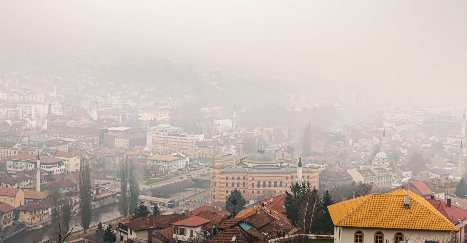 Панорама Сараево в густом смоге — загрязнение воздуха Балканы 2026