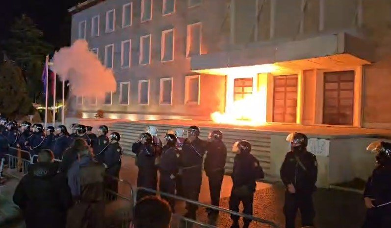 Протесты в Тиране: оппозиция применила коктейли Молотова у офиса премьера Пожар у здания правительства Албании во время протеста оппозиции 24 января 2026 года