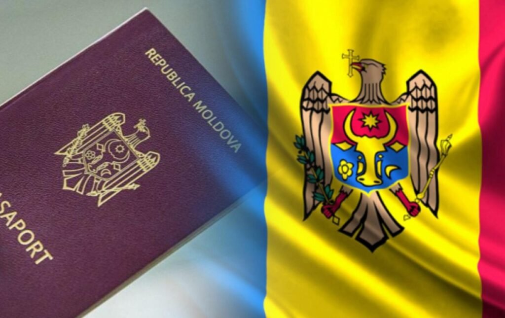 Молдова ужесточила правила гражданства и предупредила диаспору в России о рисках Паспорт Республики Молдова на фоне государственного флага и герба