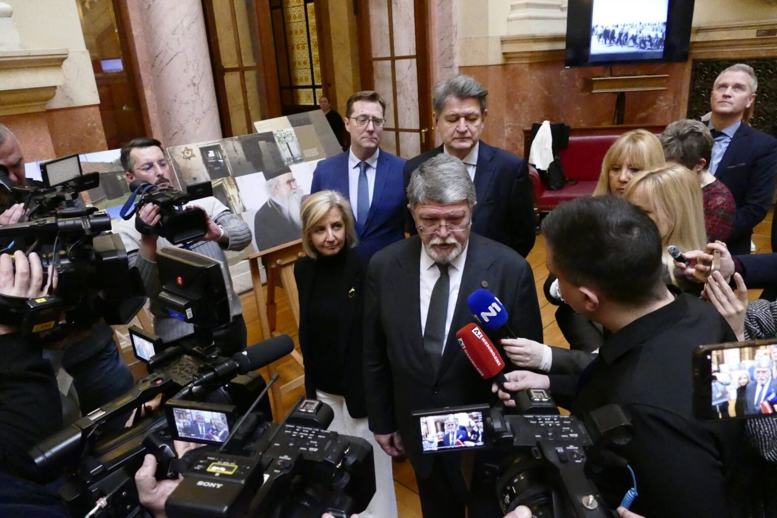 Вучич назвал делегацию Европарламента «неважными людьми» после визита в Белград Тонино Пикула и члены делегации Европарламента дают интервью в Скупщине Сербии