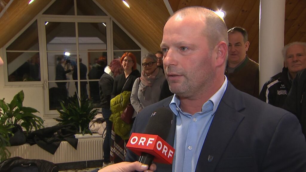 В Плиберке впервые за десятилетия мэром стал политик, не владеющий словенским Даниэль Вриссниг даёт интервью ORF Kärnten после победы на выборах мэра Плиберка
