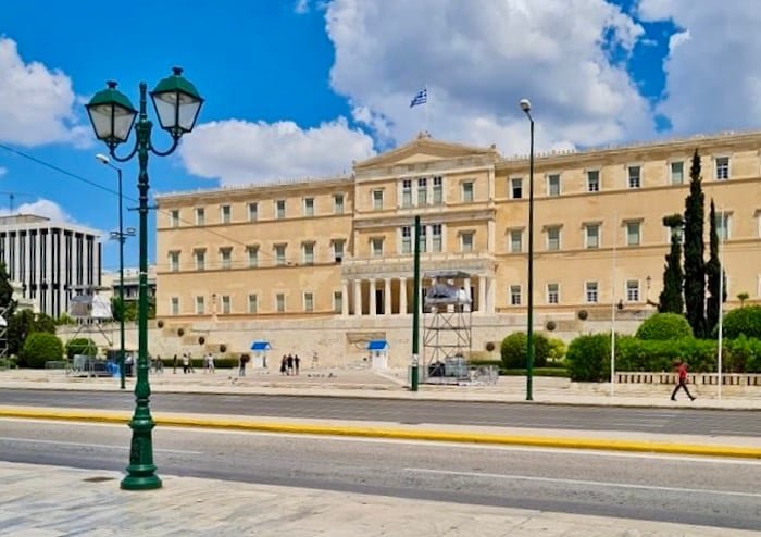 Здание греческого парламента на площади Синтагма в Афинах