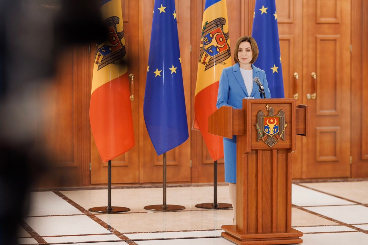 Посол ЕС в Молдове отказалась комментировать сценарий объединения с Румынией Объединение Молдовы и Румынии — Санду о плане Б на фоне флагов