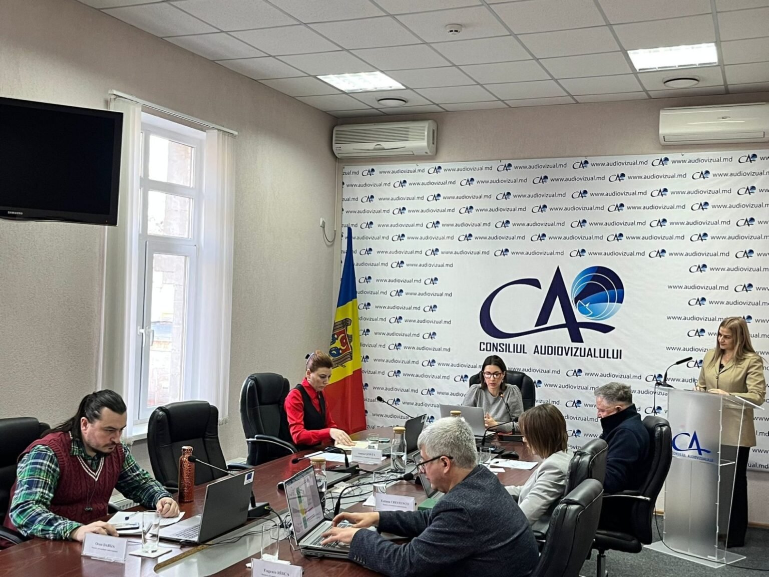 Совет по аудиовизуальным услугам Молдовы оштрафовал 10 телеканалов за нехватку румыноязычных программ Зал заседаний Совета по аудиовизуальным услугам Молдовы