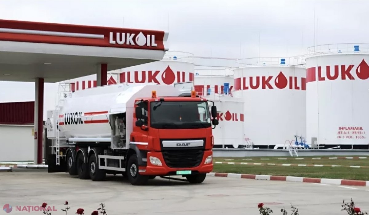 Нефтяной комплекс Лукойл с топливозаправщиком и резервуарами на территории аэропорта Кишинёва
