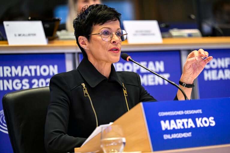 Еврокомиссар Марта Кос выступает на слушаниях в Европарламенте