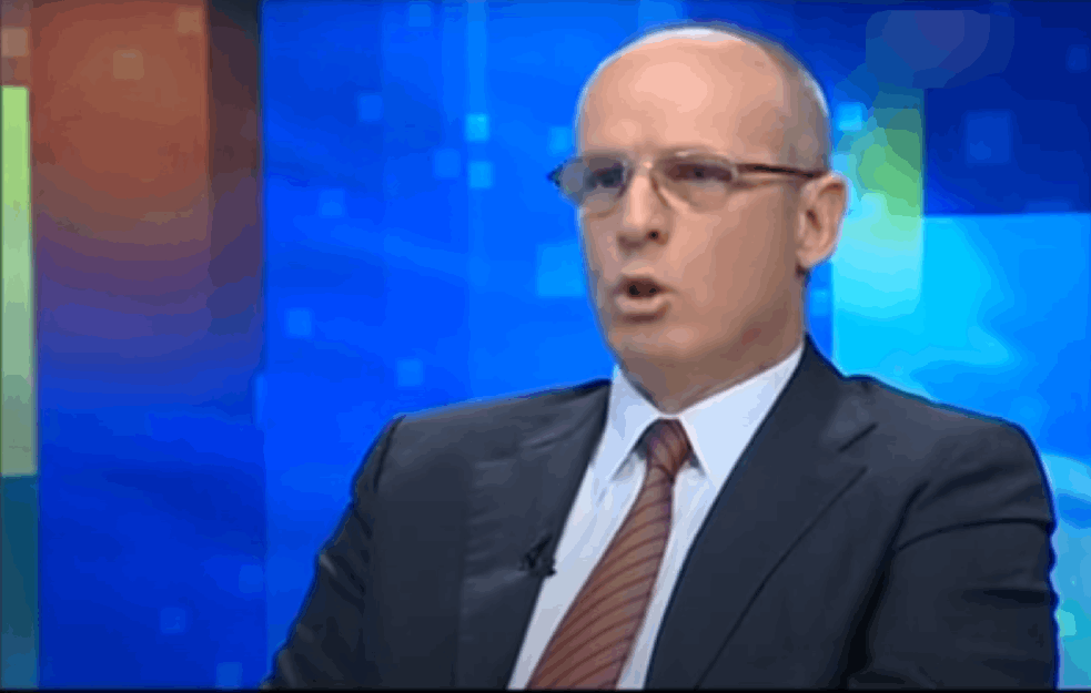 Коррупция Сербия олигархи — Милан Беко дает интервью в телестудии