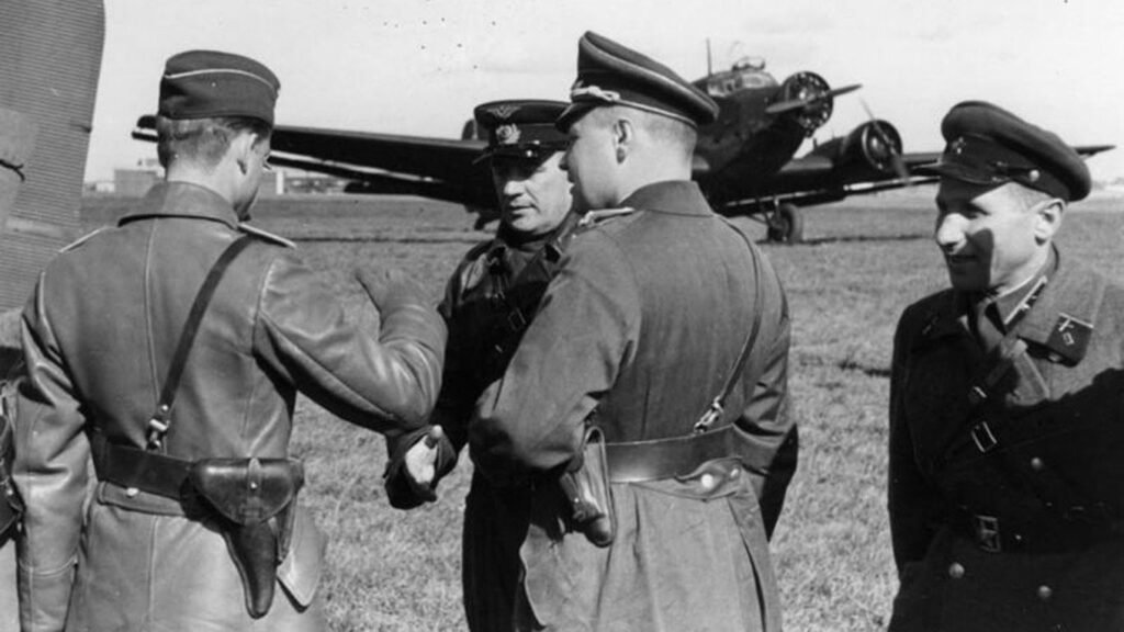 Советские и немецкие офицеры на встрече в Польше, сентябрь 1939 года — историческое фото вторжения