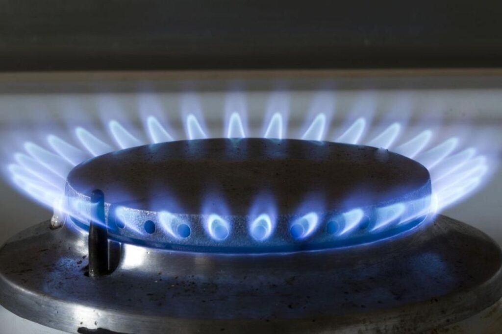 Голубое пламя газовой конфорки — символ потребления природного газа в Румынии