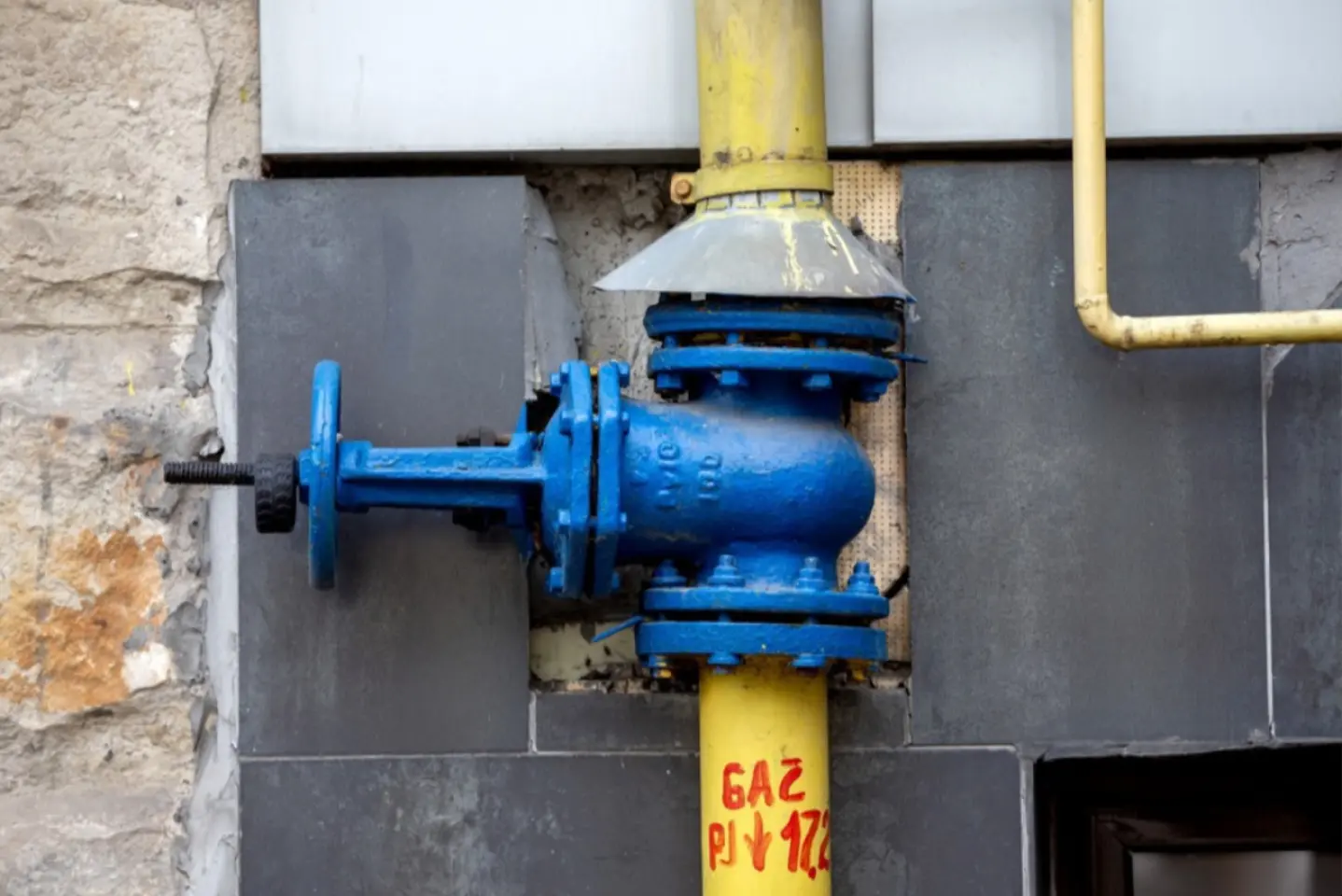Синий газовый вентиль на жёлтой трубе — символ энергетического кризиса в Приднестровье