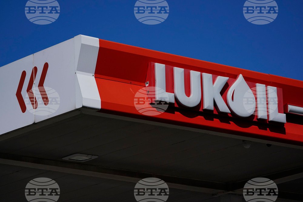 Вывеска автозаправочной станции Лукойл на фоне синего неба в Болгарии