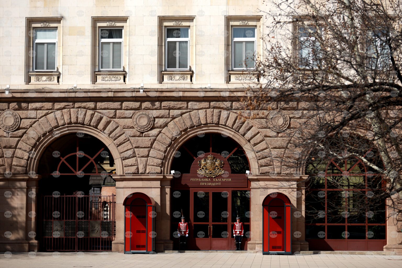 Радев вручает третий мандат АПС: сигнал против Пеевски или политический расчёт Здание Президентства Болгарии в Софии с почётным караулом у центрального входа