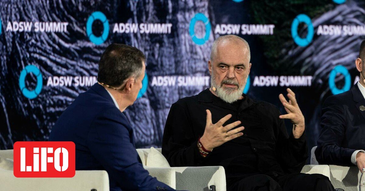 Премьер-министр Албании Эди Рама эмоционально жестикулирует во время объяснений на ADSW Summit в Абу-Даби