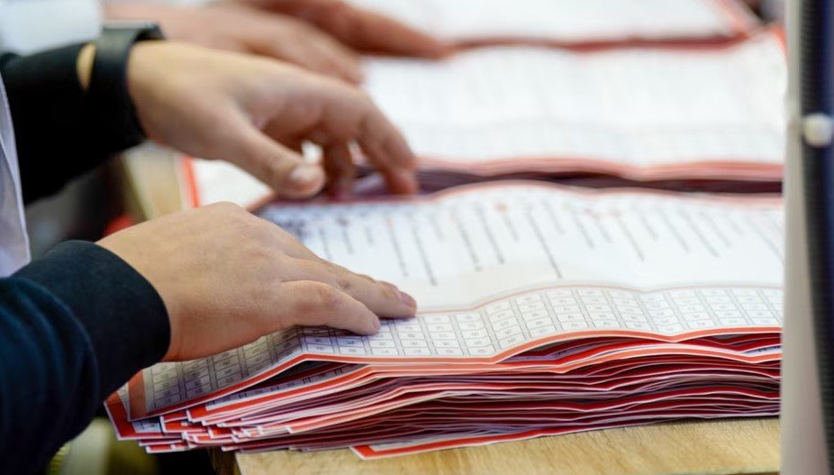 Ручной пересчёт избирательных бюллетеней в Косово