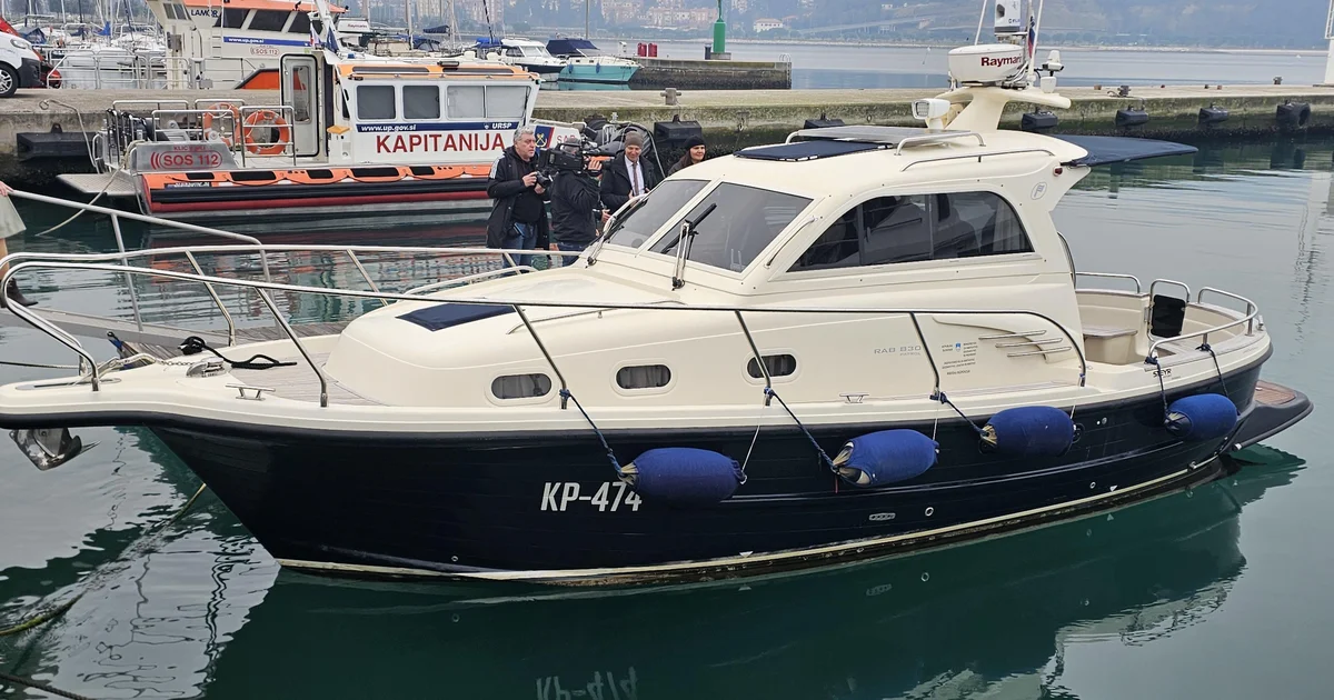 Полицейский катер KP-474 в порту Копер