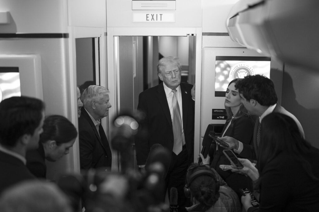 Президент США Дональд Трамп и сенатор Линдси Грэм общаются с прессой на борту Air Force One после обсуждения законопроекта о санкциях против России