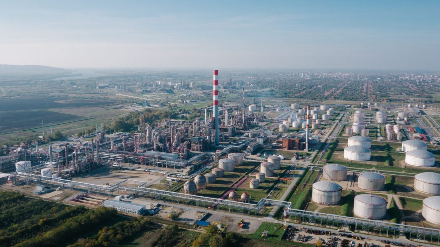 Нефтеперерабатывающий завод НИС в Панчево, Сербия — аэросъёмка