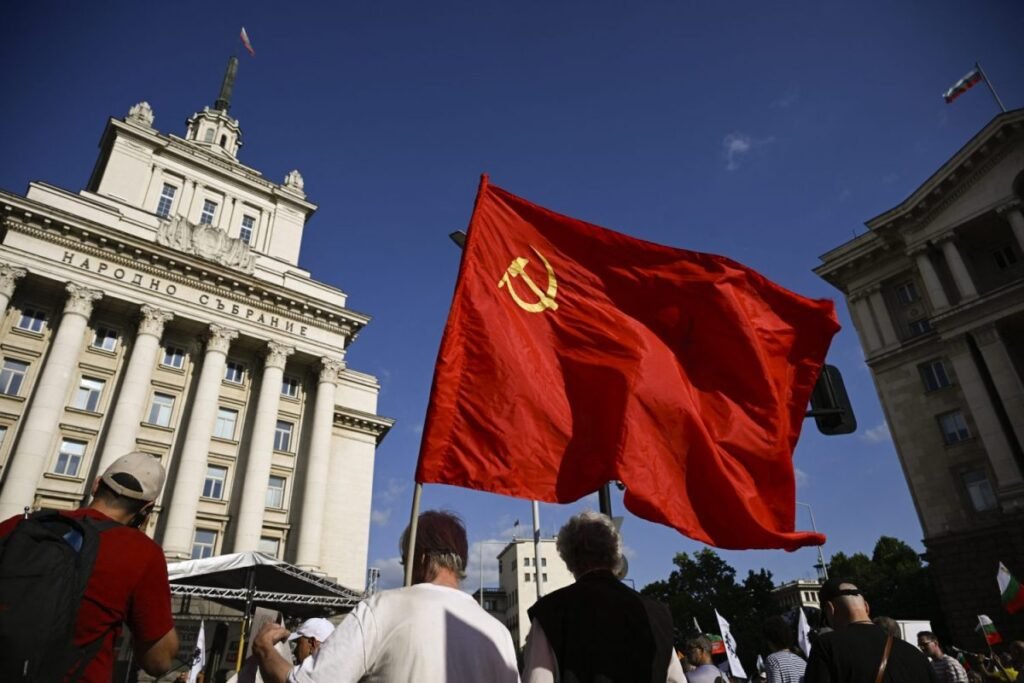 Пророссийский митинг с советским флагом на площади перед зданием Народного собрания Болгарии в Софии