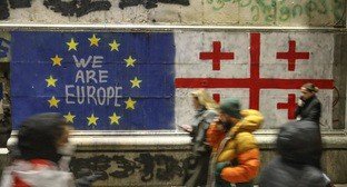 Граффити WE ARE EUROPE на фоне флагов ЕС и Грузии в Тбилиси