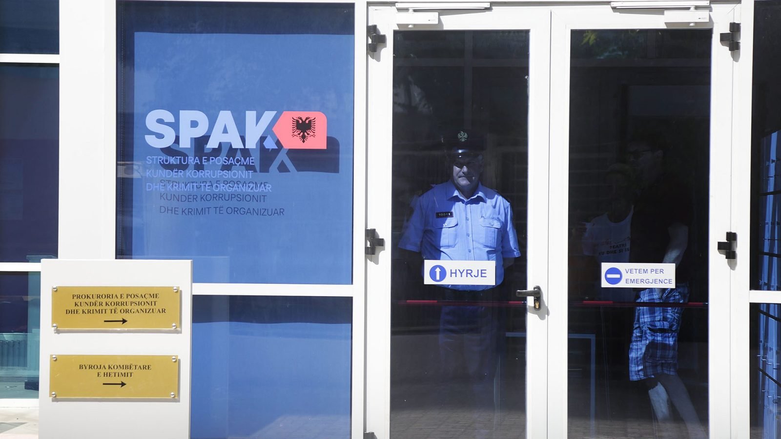 Вход в здание SPAK — Специальной структуры по борьбе с коррупцией в Тиране
