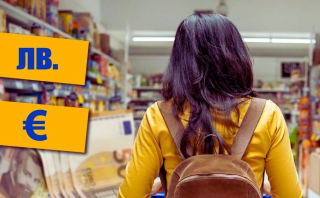 Женщина с рюкзаком в супермаркете, рядом символы лева и евро показывают переход валют