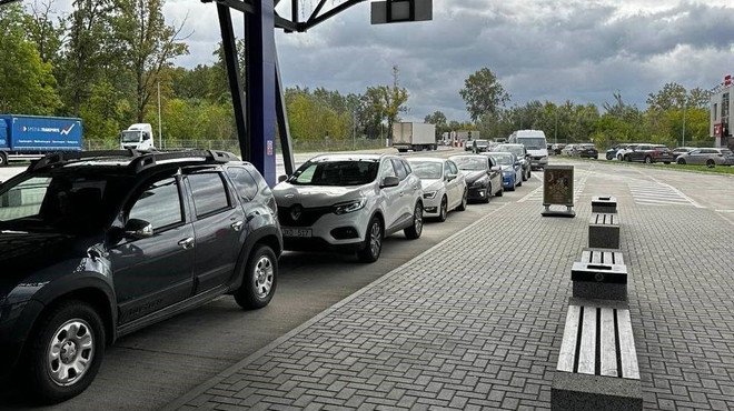 Автомобили в очереди на молдавской границе