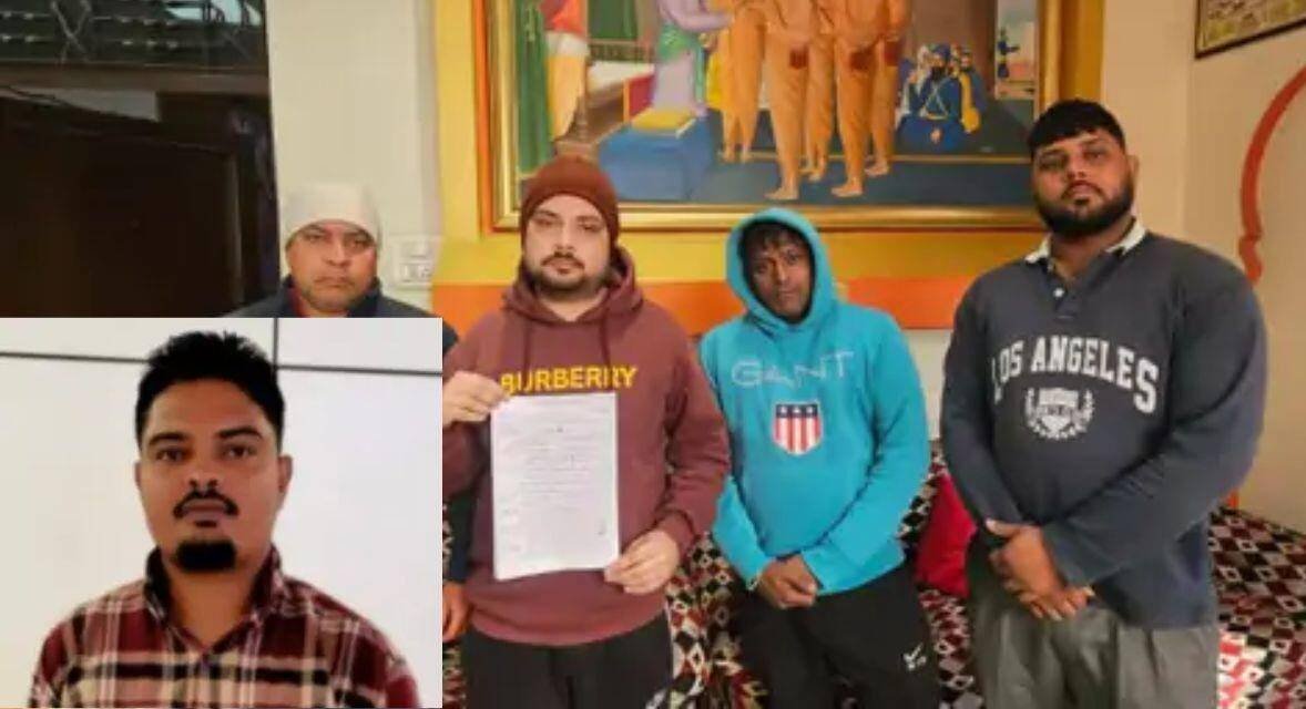 Джагдип Кумар и родственники погибшего Мандипа с документами о его гибели