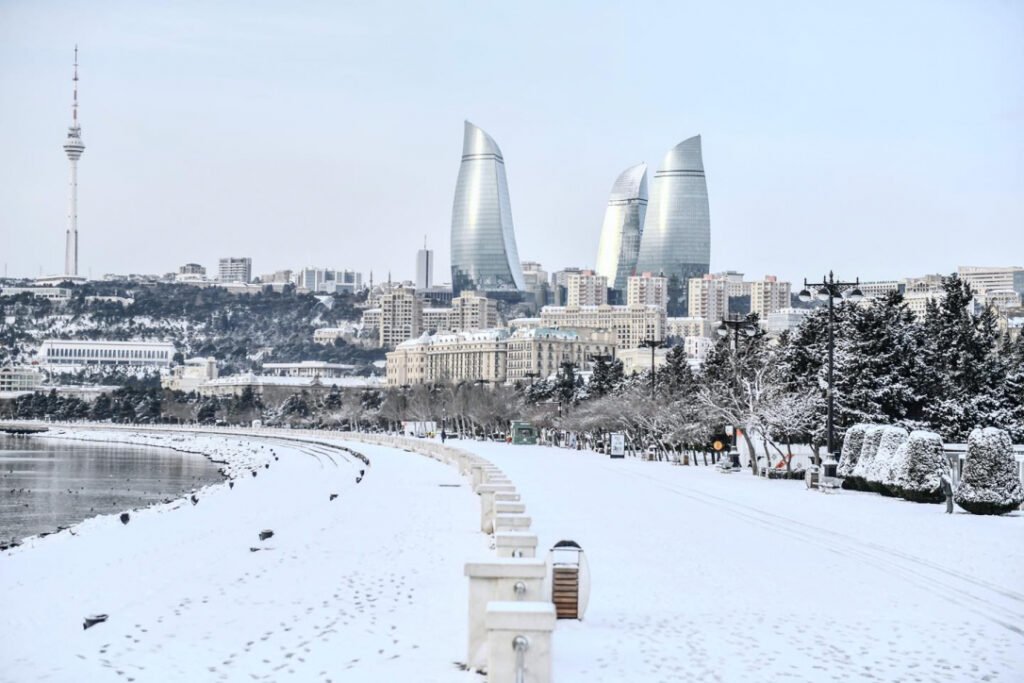 Зимний вид на Баку с башнями Flame Towers и набережной
