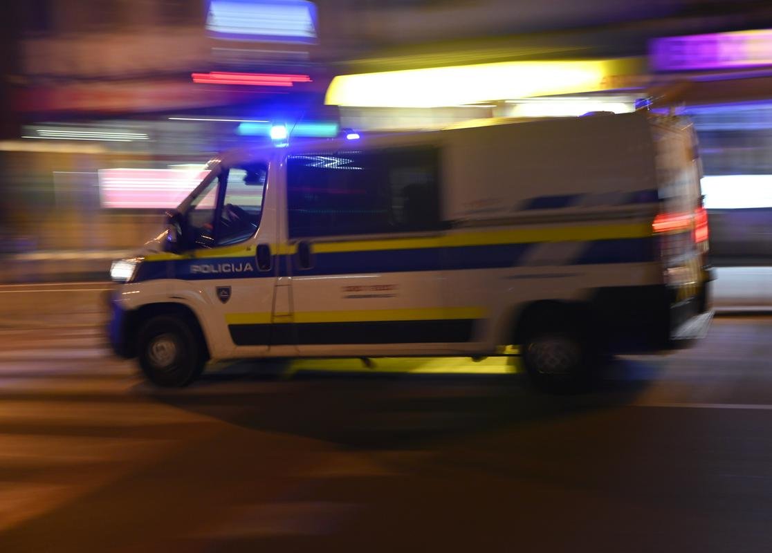 Полицейский фургон POLICIJA ночью