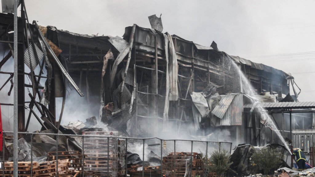 Пять работниц погибли при взрыве на кондитерской фабрике в Греции Взрыв на заводе Виоланта в Трикалах — пожарные тушат руины