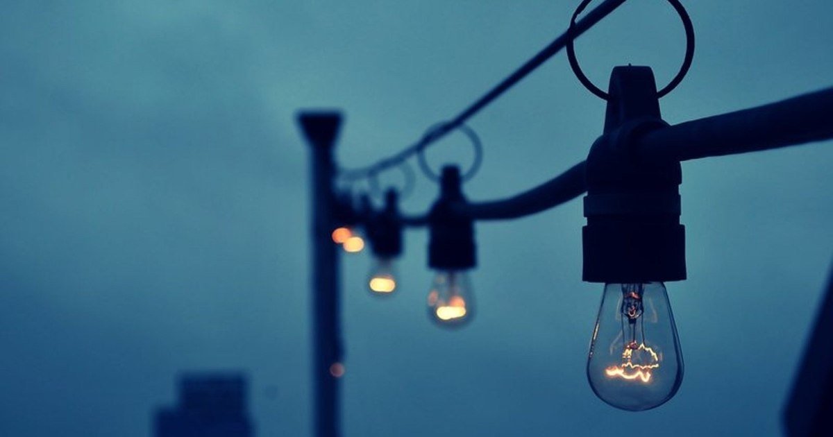 Уличные фонари на фоне сумерек