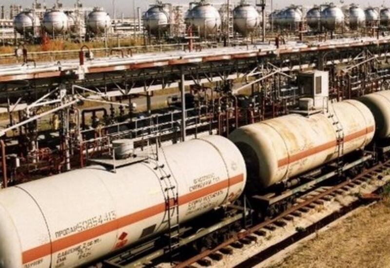 Железнодорожные цистерны с нефтепродуктами на нефтебазе