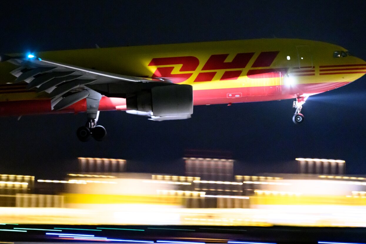 Грузовой самолёт DHL заходит на посадку
