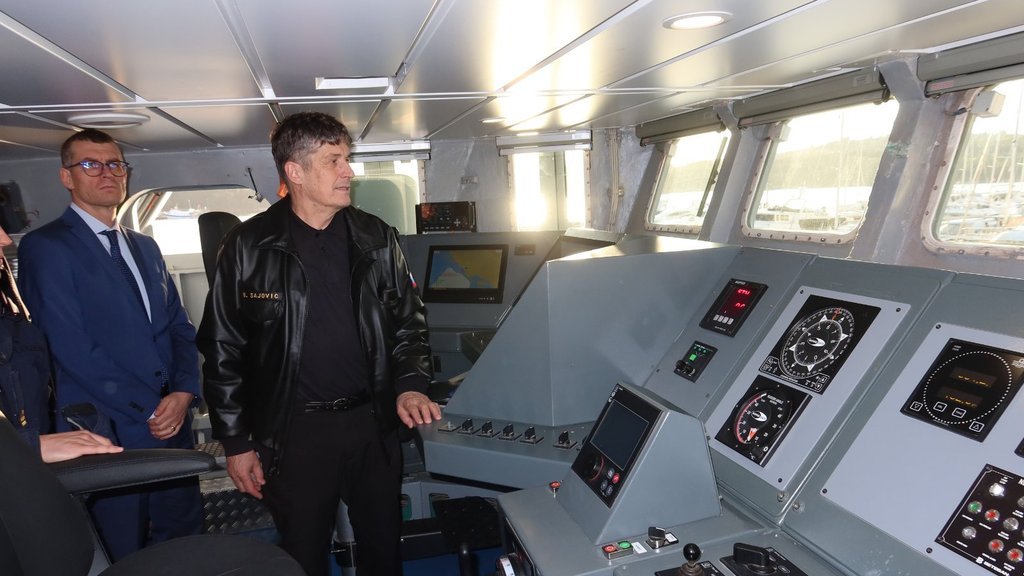 Министр обороны Борут Сайович на корабле Triglav