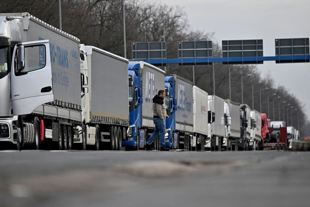 Водитель грузовика у заблокированных фур на границе ЕС — протест балканских дальнобойщиков