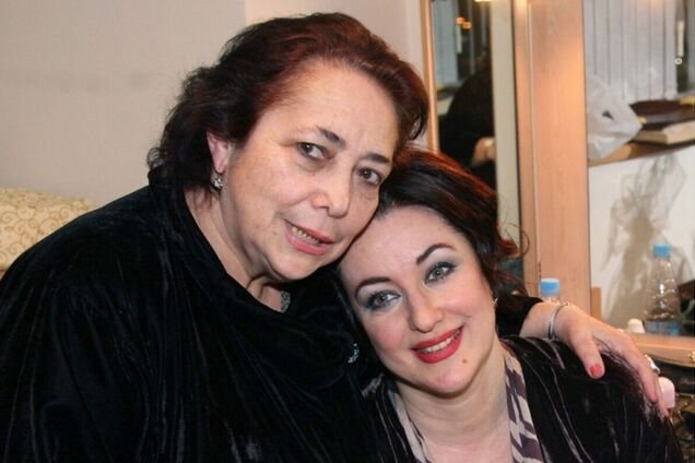 Тамара Гвердцители обнимает мать Инну Кофман