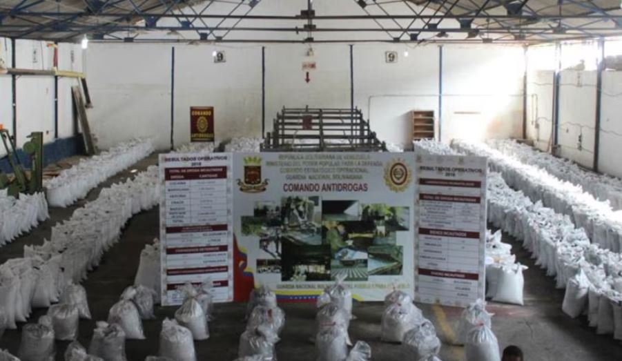 Склад конфискованных наркотиков венесуэльского Comando Antidrogas с мешками кокаина