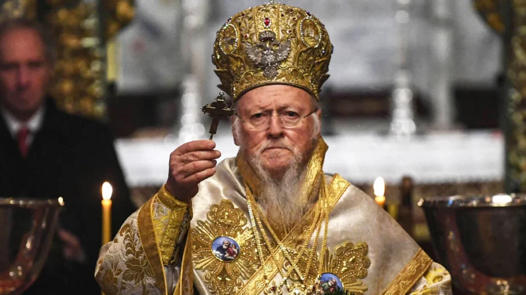 Вселенский патриарх Варфоломей с крестом во время богослужения