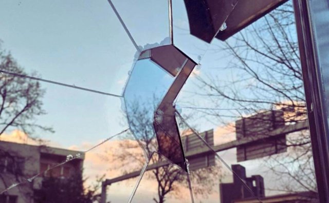 Разбитое защитное стекло входной двери болгарского посольства в Скопье