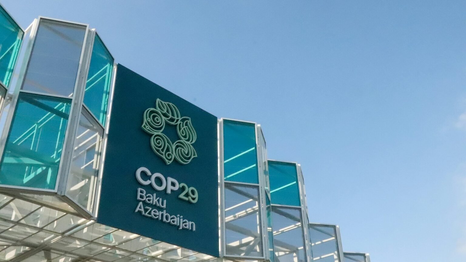 Вход на климатический саммит COP29 в Баку, Азербайджан, ноябрь 2024