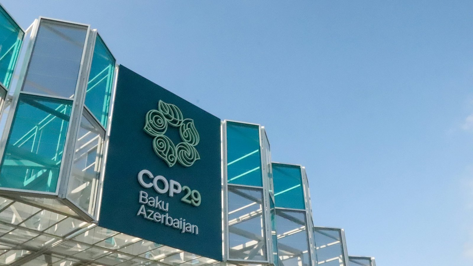 Вход на климатический саммит COP29 в Баку, Азербайджан, ноябрь 2024