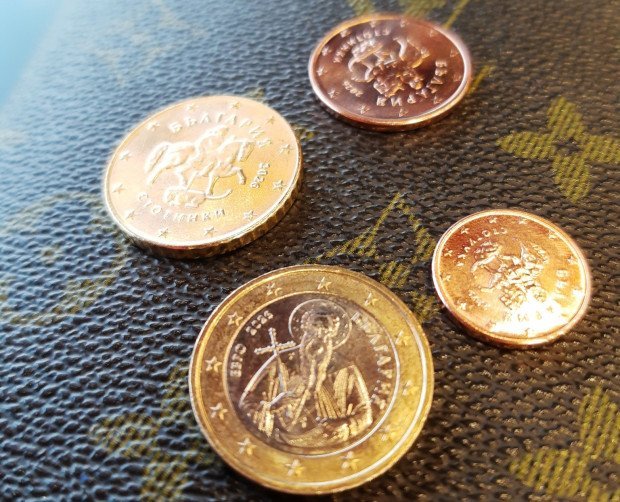 Болгария перешла на евро: первая неделя с новой валютой Болгарские евромонеты крупным планом: монета в 50 центов с Мадарским всадником и монета в 1 евро со святым Иваном Рильским