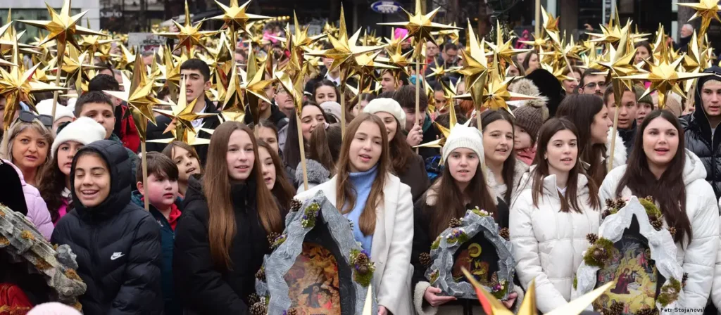 Православные христиане на рождественской службе в церкви Святого Климента Охридского в Скопье, Северная Македония