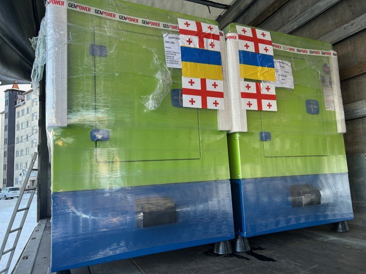 Промышленные генераторы GENPOWER с государственными флагами Грузии и Украины, подготовленные к передаче