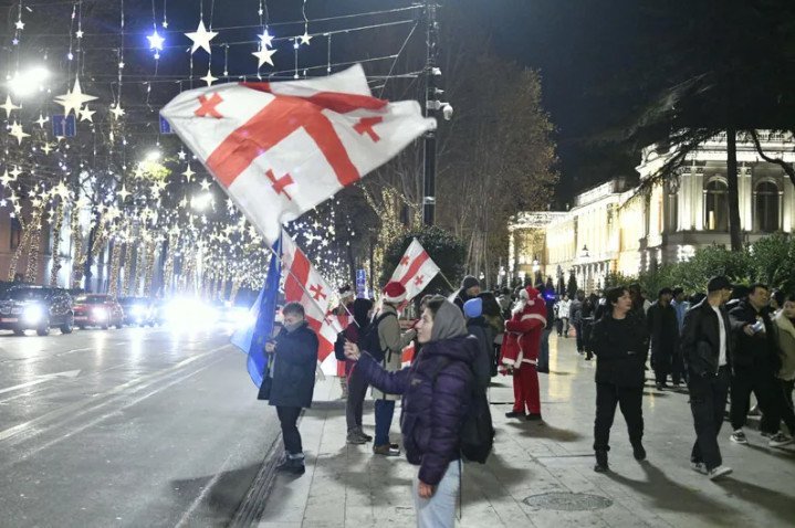 Протестующие с грузинскими флагами на проспекте Руставели в новогоднюю ночь 2026 года
