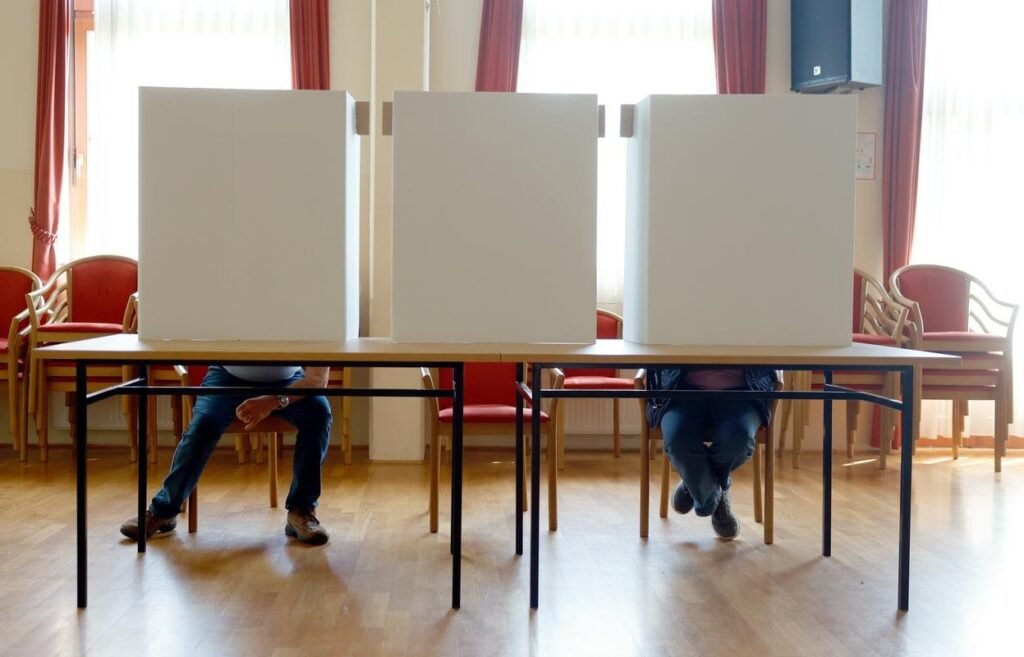 Выборы в Словении 22 марта 2026: SDS против коалиции Голоба Избиратели голосуют на избирательном участке в Словении